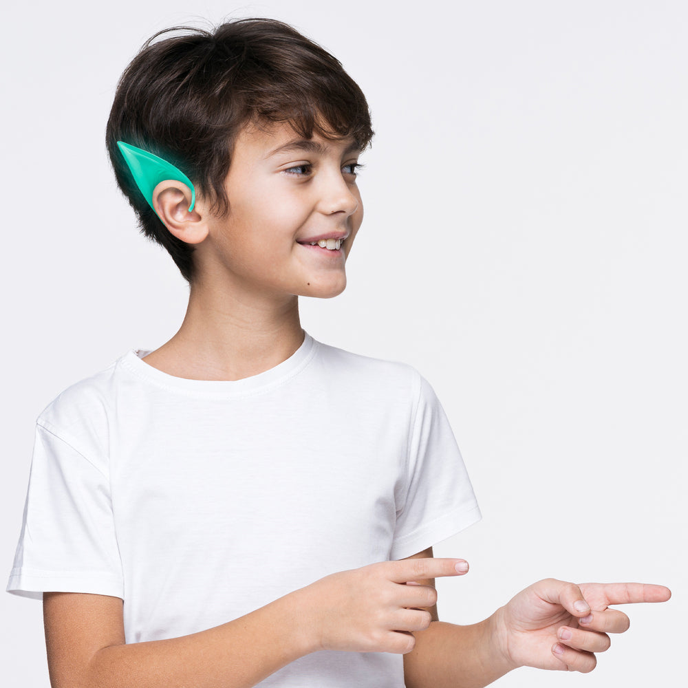 Uśmiechnięty chłopiec w białej koszulce  z  zieloną nakładką Uszy Elfa