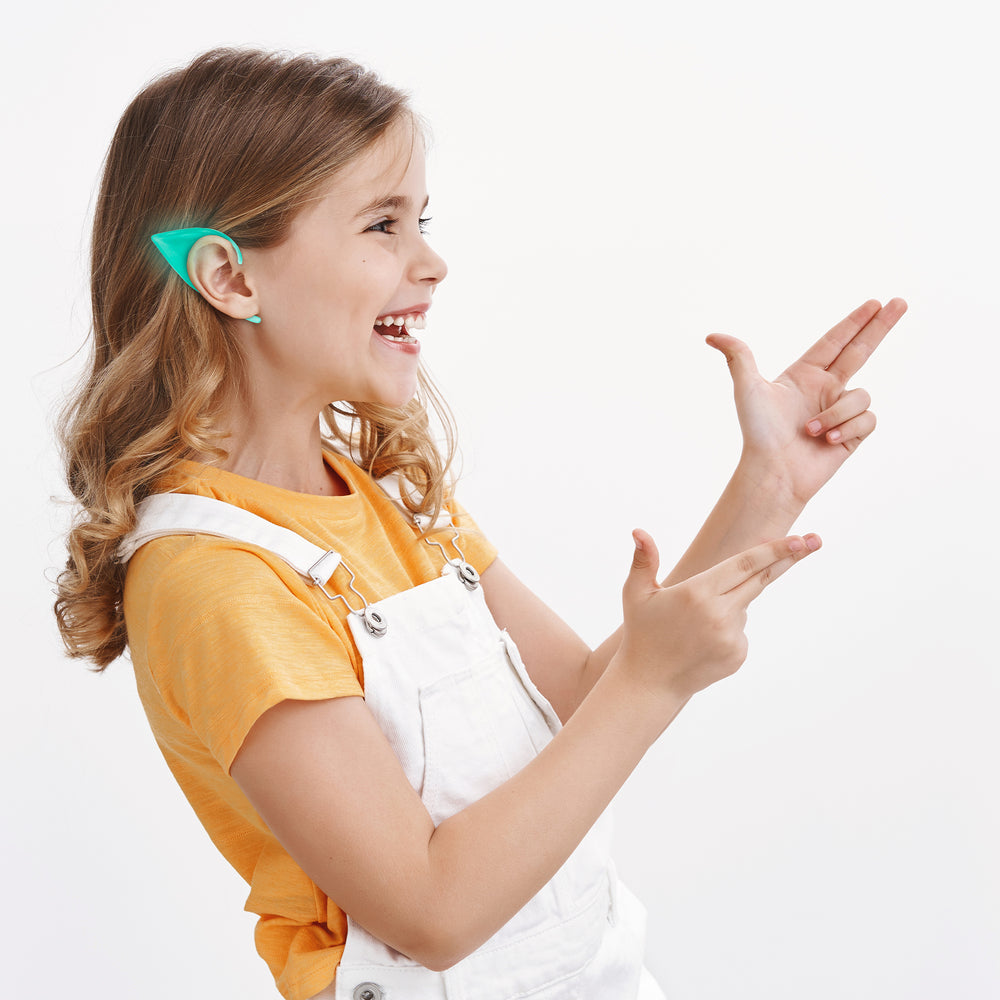 Roześmiana dziewczynka z nakładką fluorescencyjną na uchu z zestawu uszy elfa