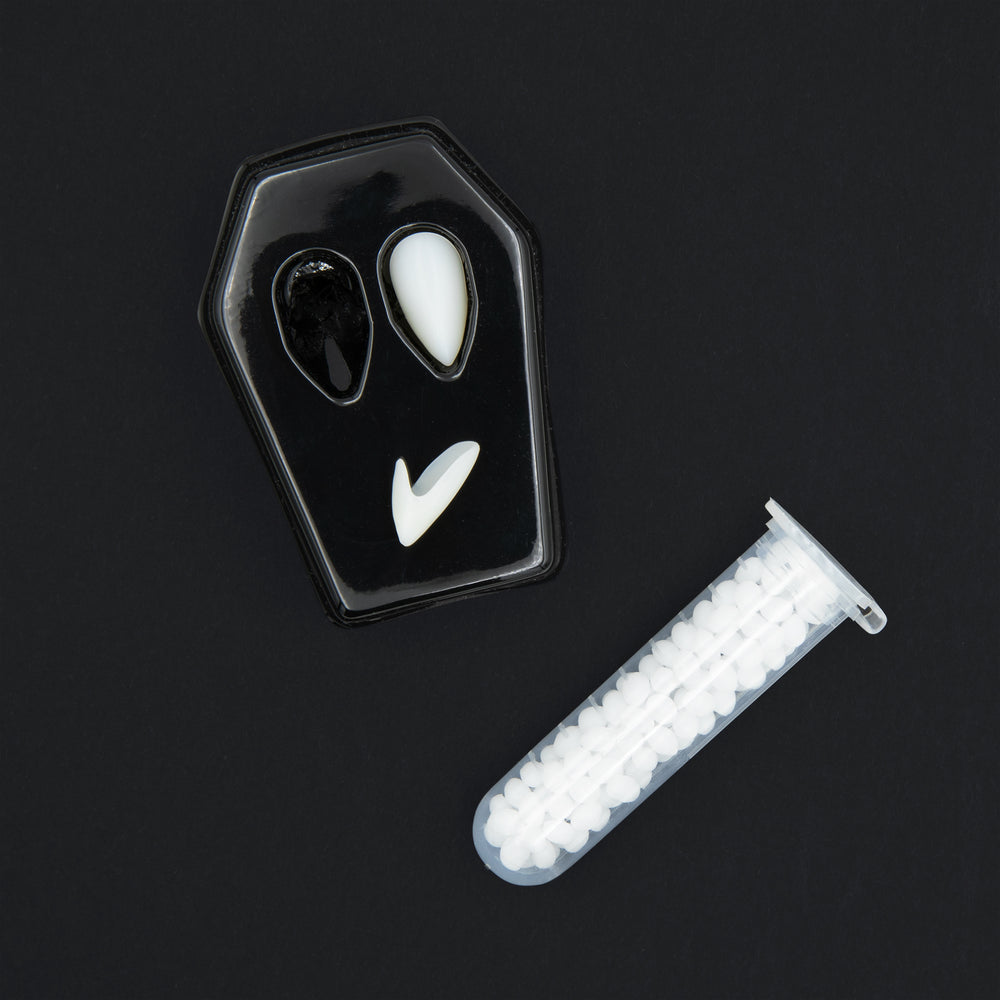 Kły wampira Halloween 13mm na czarnym tle